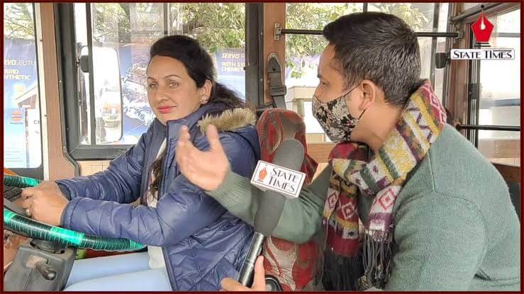 पति और घर से बगावत कर बनी कश्मीर की पहली महिला ड्राइवर: आत्मनिर्भर